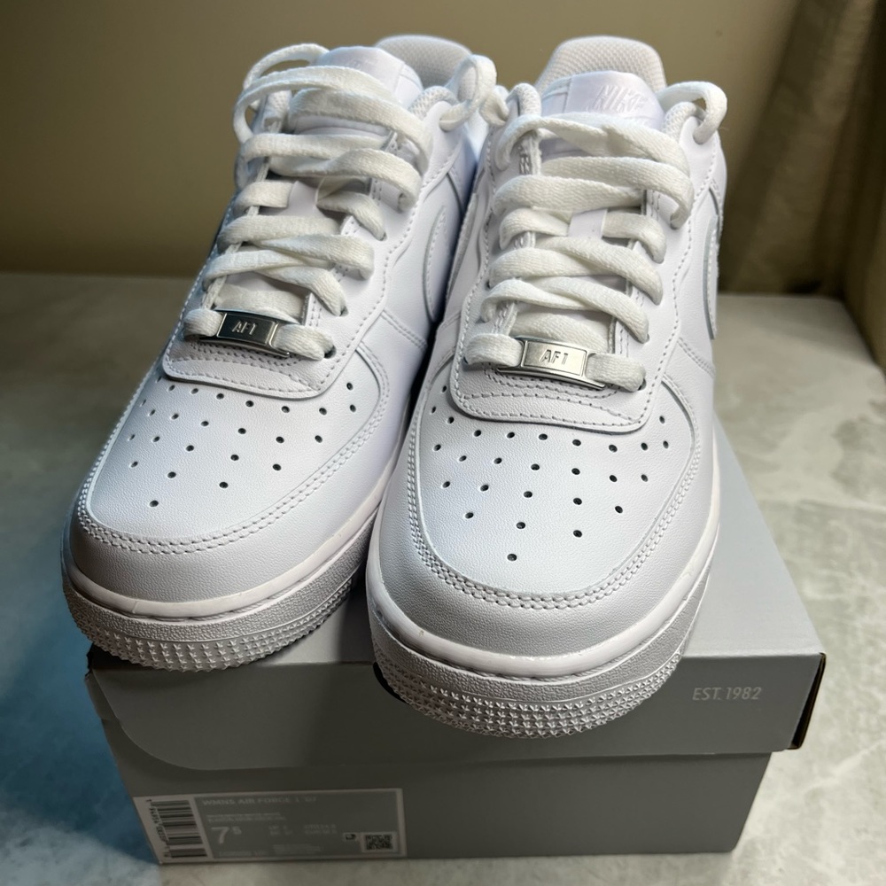 NIKE Women’s Air Force 1 ‘07 White/White Size 7.5